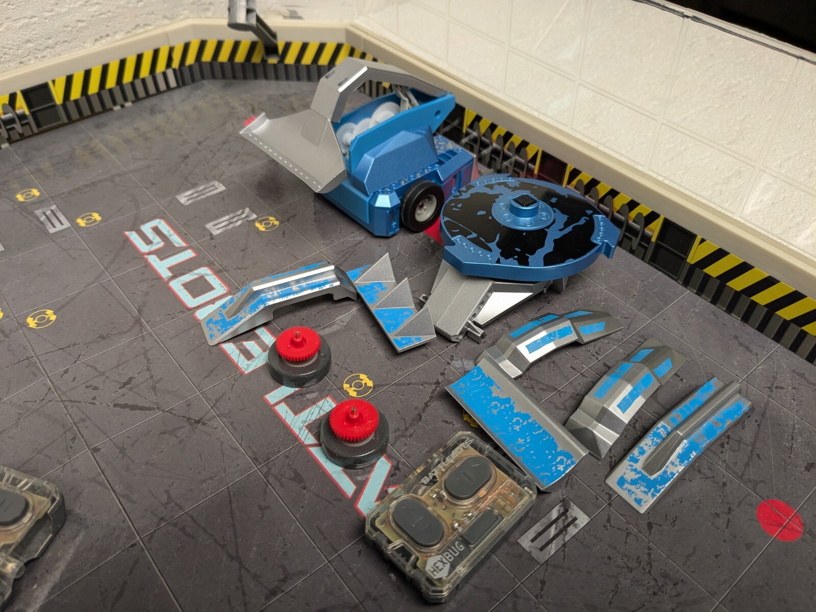 BATTLE BOTS HEXBUG LOT PRE-OWNED PRO ARENA & BOTS with What's Seen, Not Tested