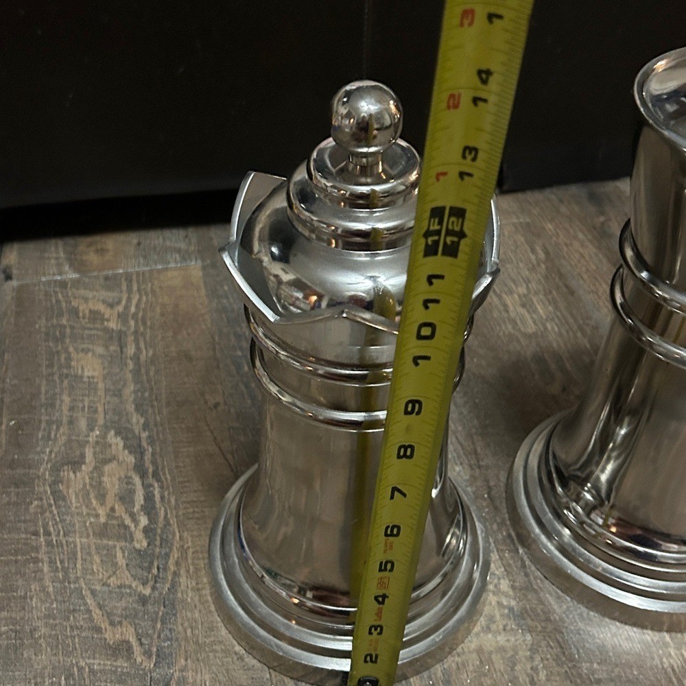 Tommy Bahama metal king and queen chess piece cocktail shaker set Large Game Bar