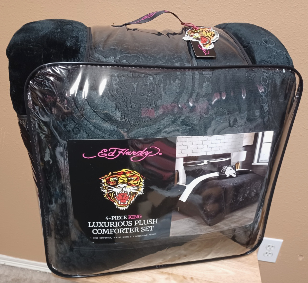 Ed Hardy Black Tigers&Tattoo Embossed Plush 4pc KING Comforter Set w/Pillow