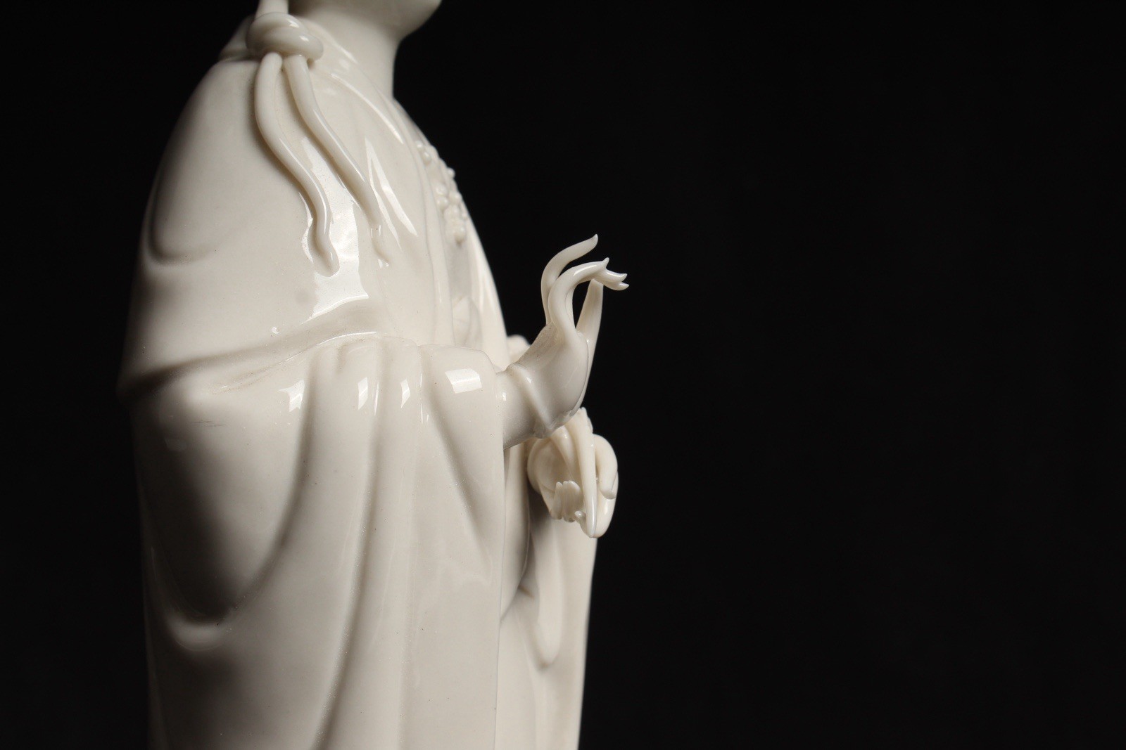 Blanc de Chine Guan Yin porcelain statue, figurine, White lotus flowers VTG 9.5”