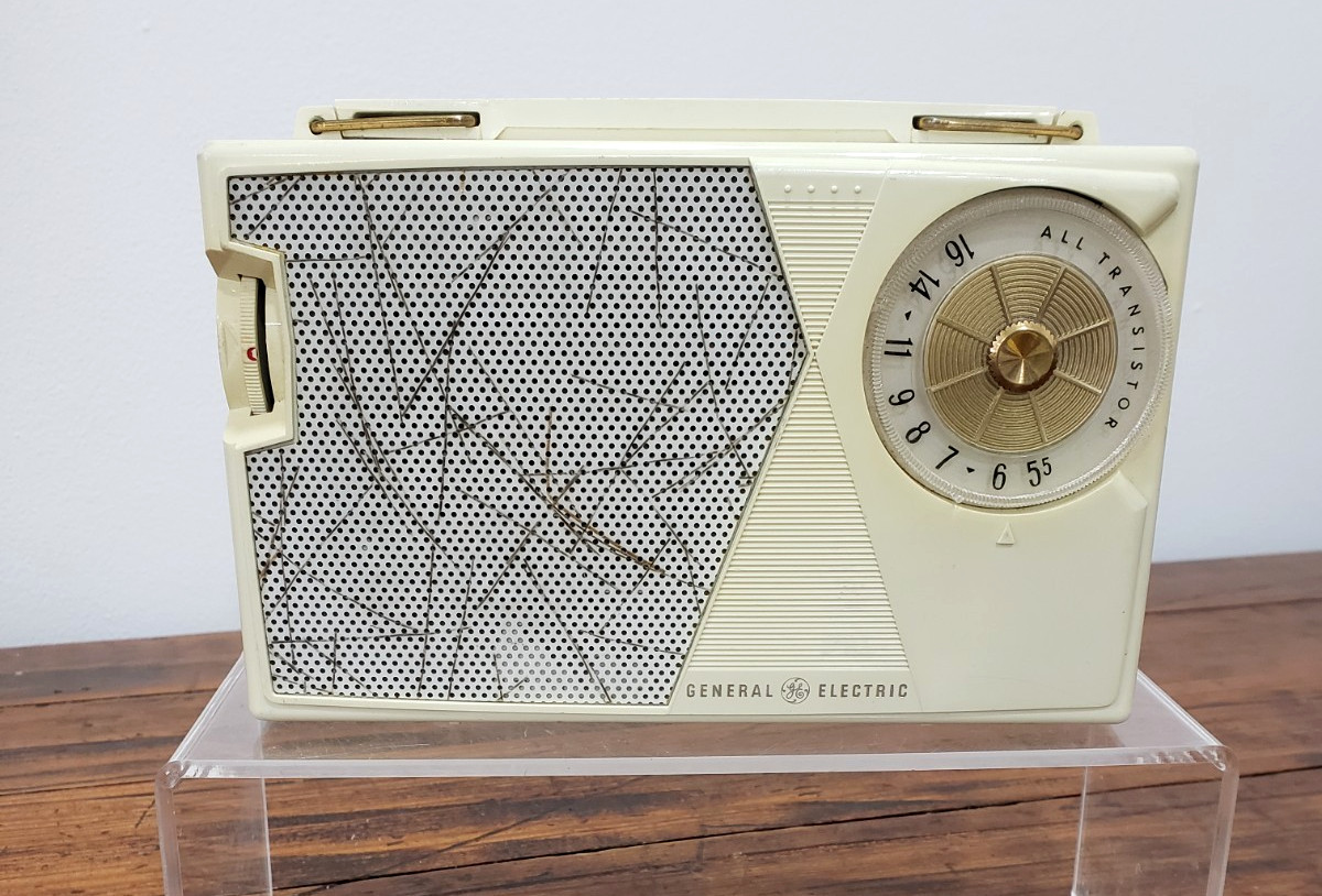 Vintage  General Electric P808A Superheterodyne AM Transistor Radio NOT TESTED