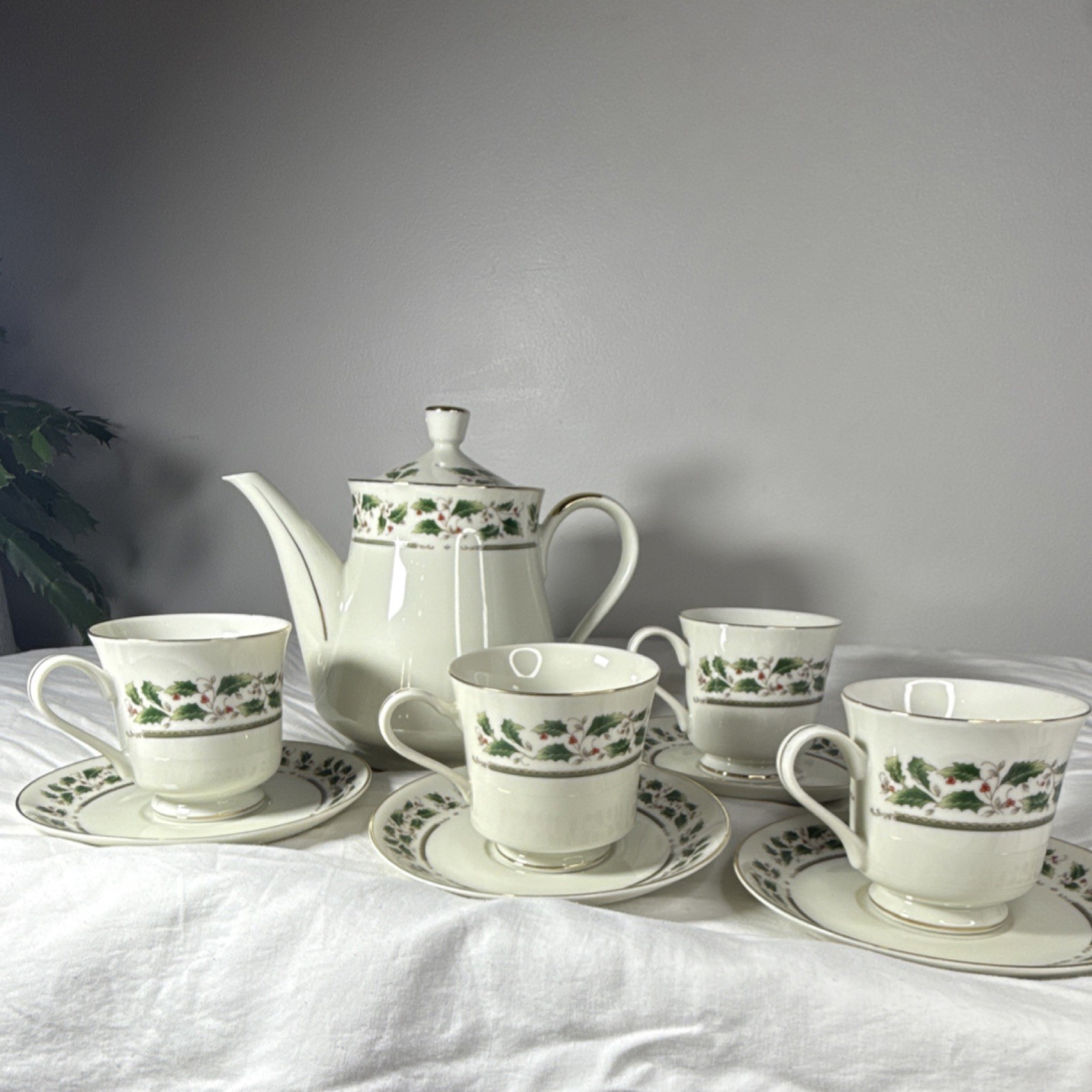 Royal Limited Holly Holiday Tea Set Teapot 4 Cups/Saucers Japan Christmas