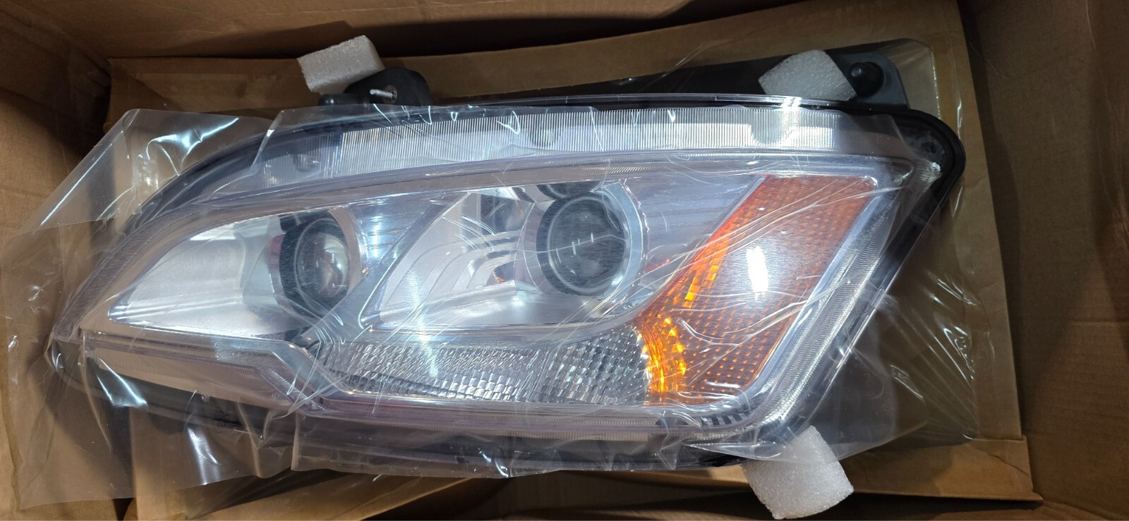 PACCAR New OEM Peterbilt 579 LH Driver Headlight Headlamp P54-6196-100
