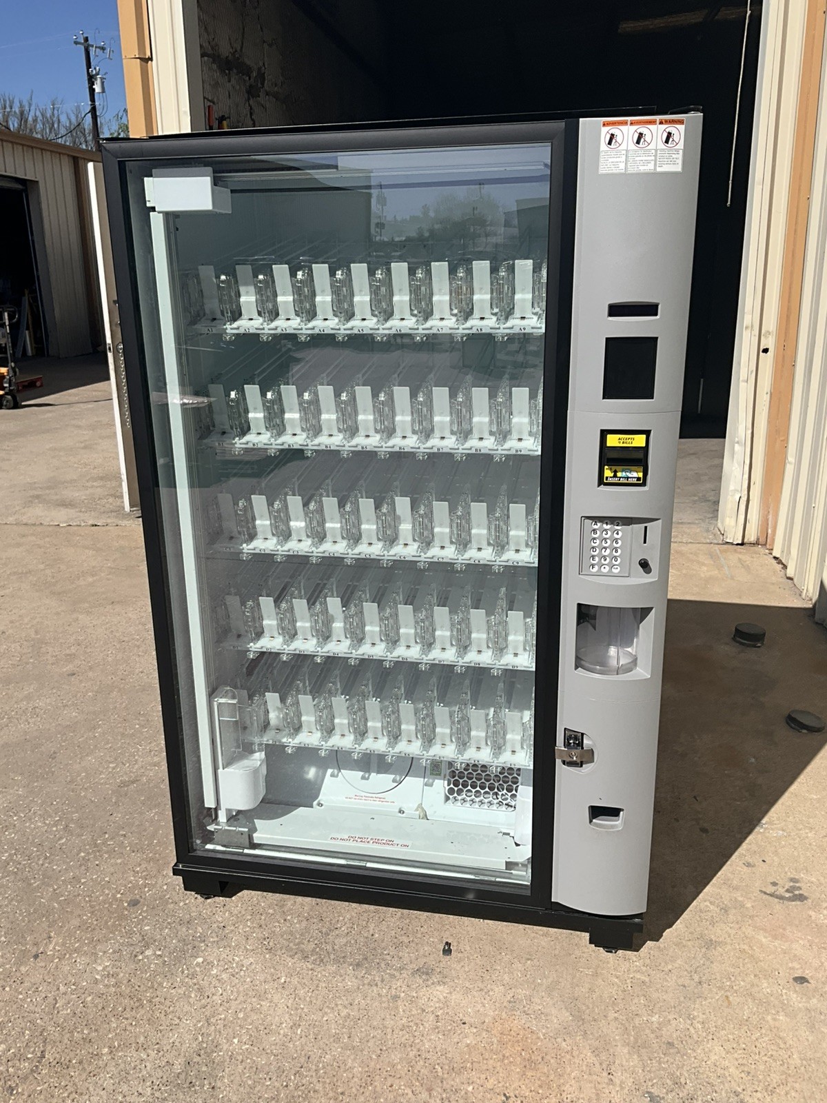 24 Dixie Narco BevMax CPI Glass Front Beverage Vending Machine 5800-4HC crane