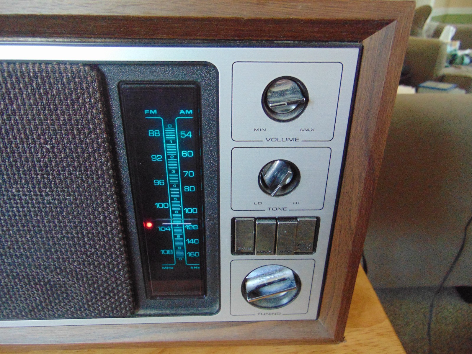 Magnavox Table Radio Model R434 AM/FM powers on in very good condition