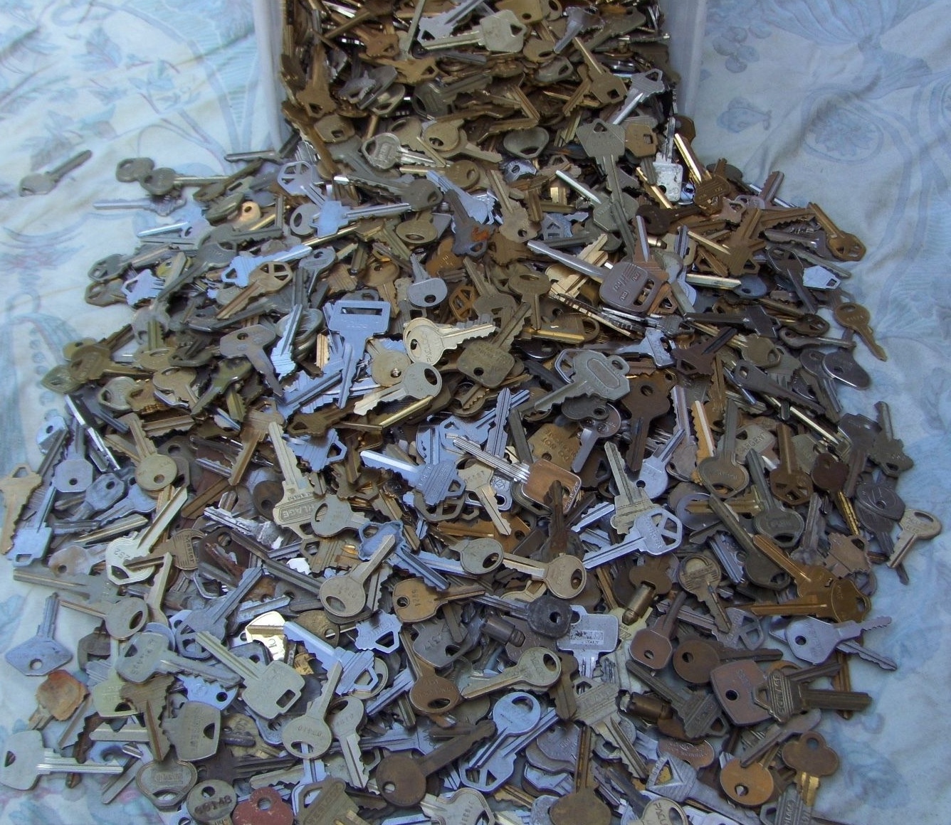 Lot of Misc Cut Keys 1.5 Pounds (LBS) HOUSE,CARS. Some old Art Craft..