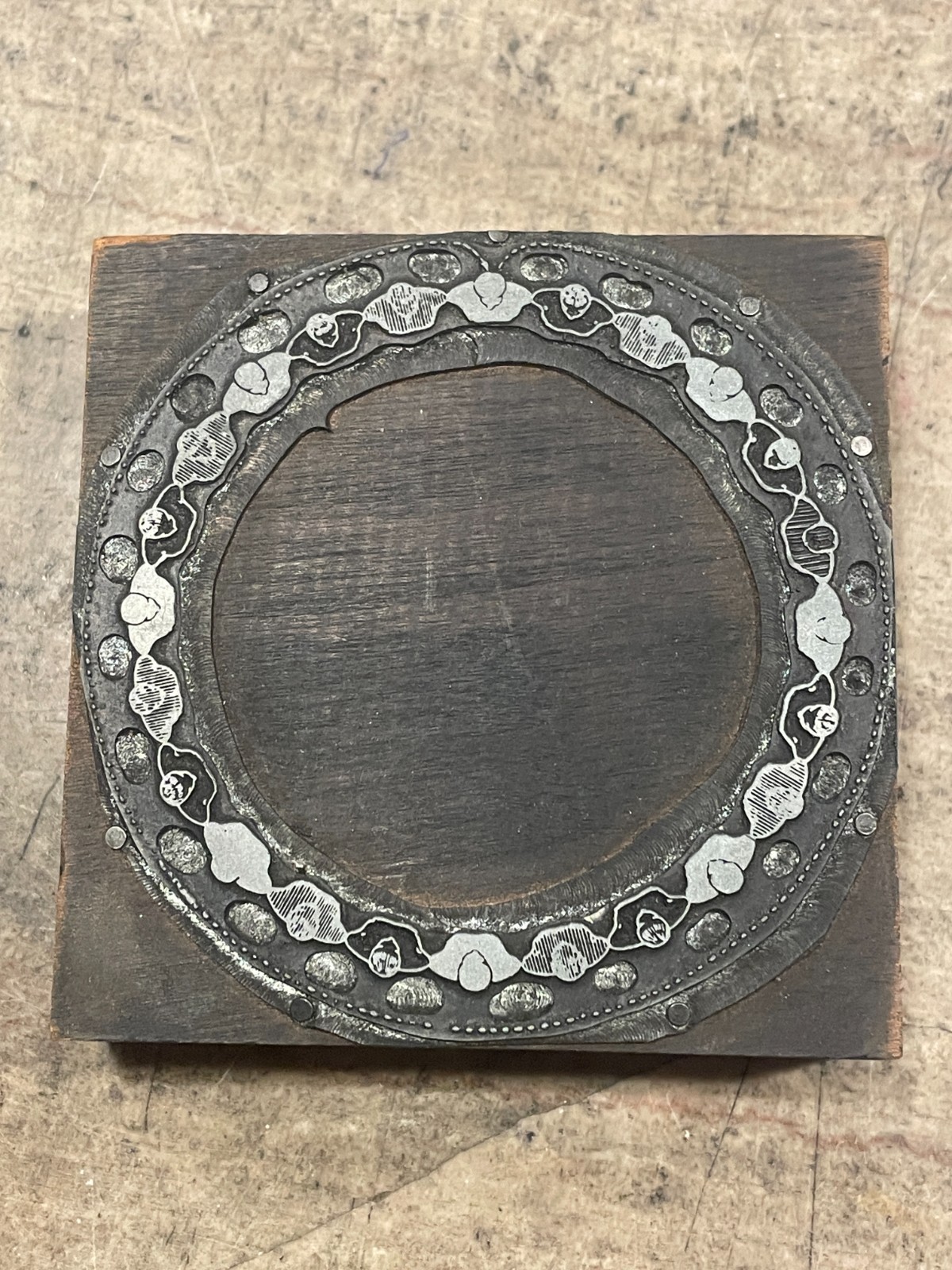 Printing Letterpress Printers Block Overhead View - People In Circle (1660)