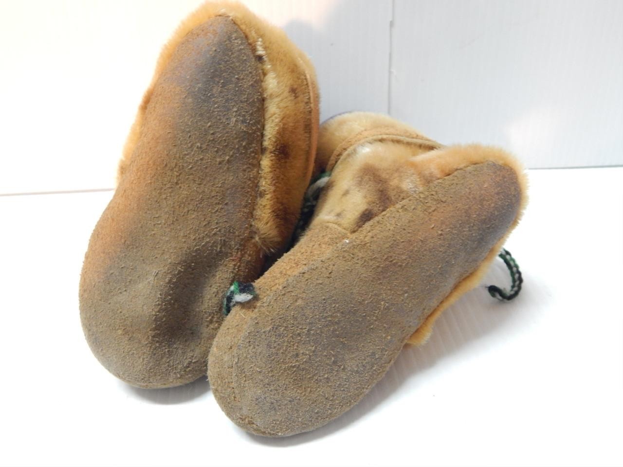 VINTAGE ALASKAN ESKIMO BEADED HI TOP MUKLIK CHILD SIZE MOCCASINS - CLEAN + NICE