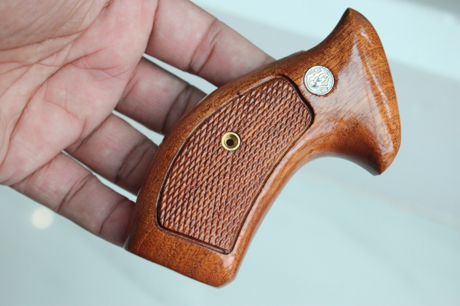 TARGET GRIPS FOR S&W K, L FRAME MODEL 686, 66 ROUND BUTT SAPELE WOOD # RANDOM