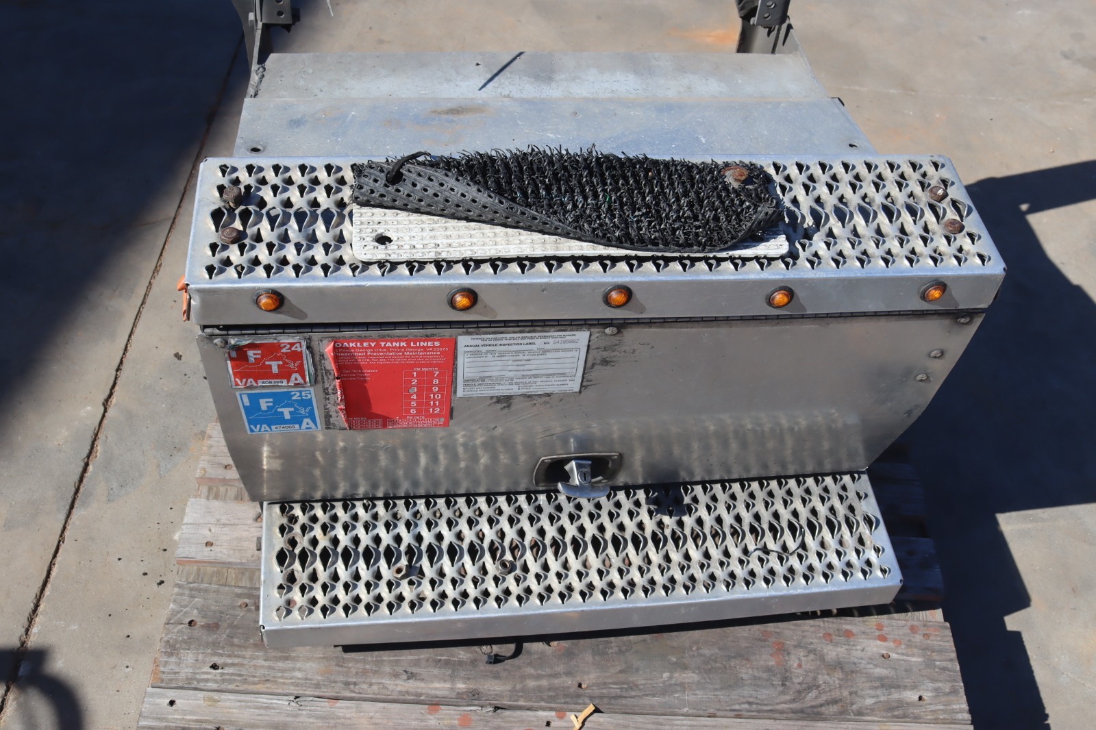 2013-2017 PETERBILT 579 BATTERY TRAY BOX FRAME HOLDER OEM