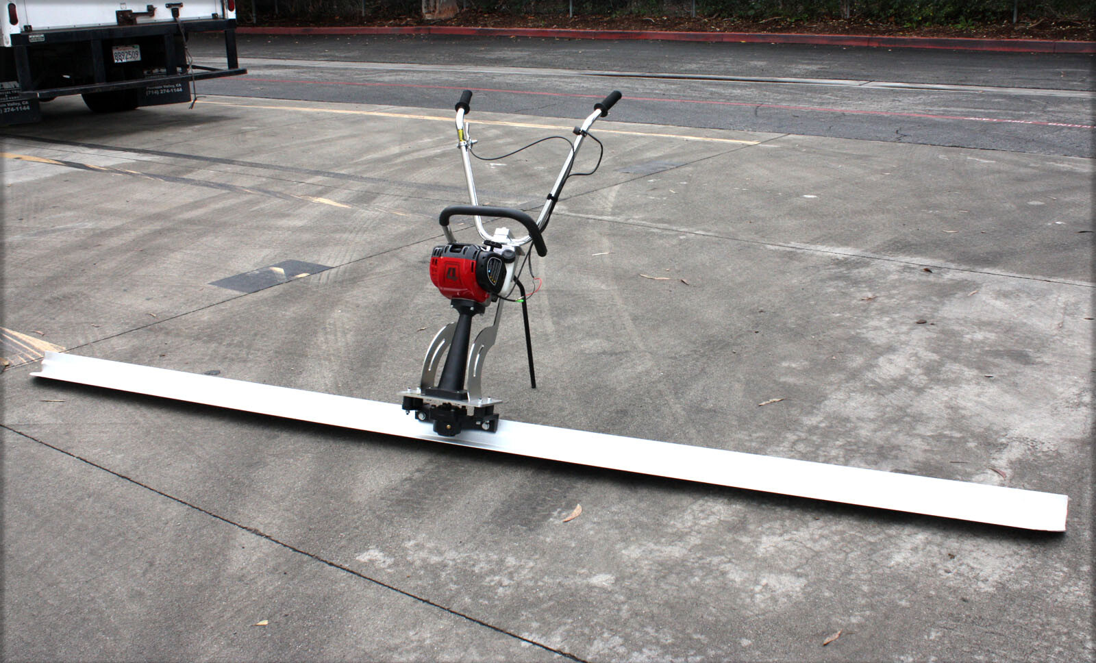 4 Stroke Concrete Surface Leveling Vibratory Screed & 7.5' Aluminum Tamper Blade