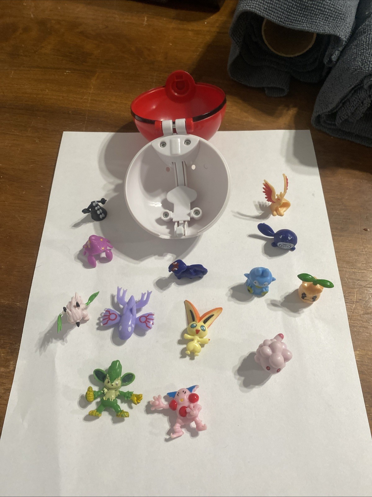Pokémon Vintage Gumball Machine Toys Lot