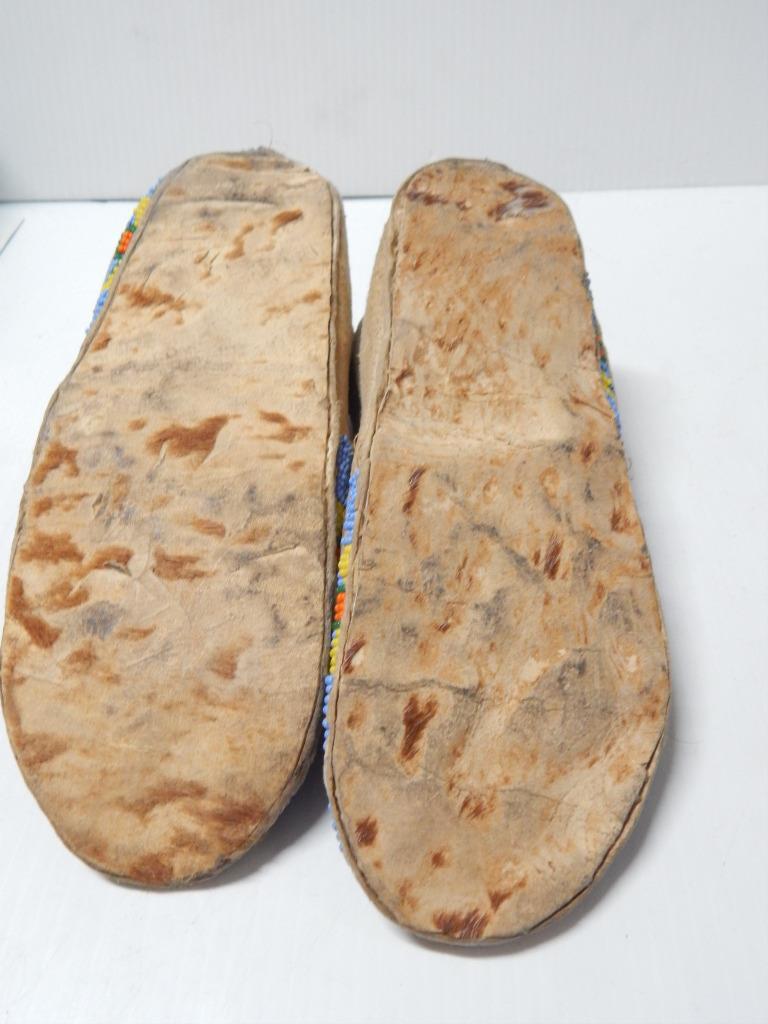 ANTIQUE / VINTAGE ARAPAHO INDIAN BEADED BRAIN TANNED MOCCASINS