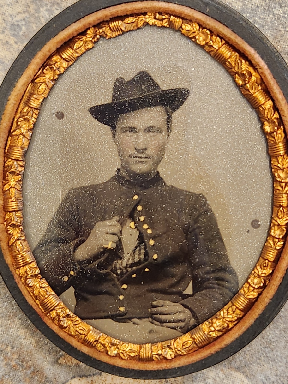 Nice Round Portrait Photo of Civil War Soldier w Gold Buttons & Ring in Case