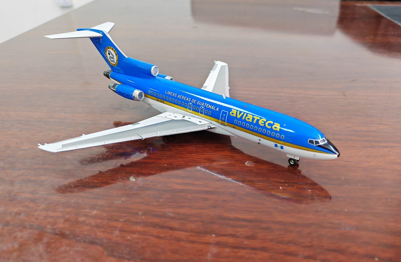 1:200 IF200 Aviateca - Boeing 727-173C TG-AYA w/ Stand