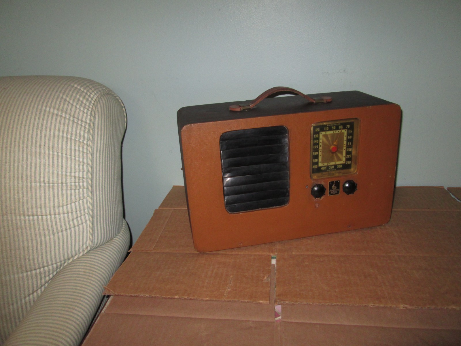 Vintage Emerson Suitcase  AM Tube Radio AM Radio 1940's RARE