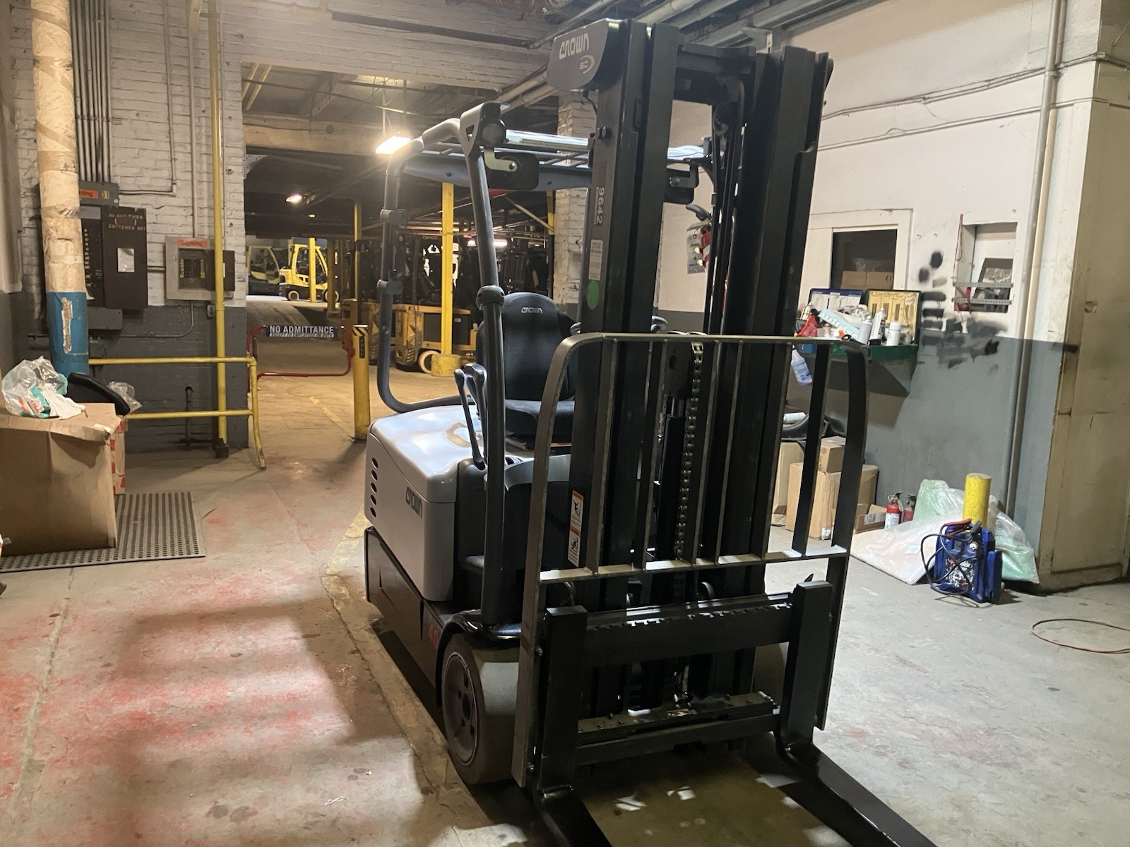 2021 Crown 4000 LB Forklift With Side Shift and Triple Mast Model SC5215-40
