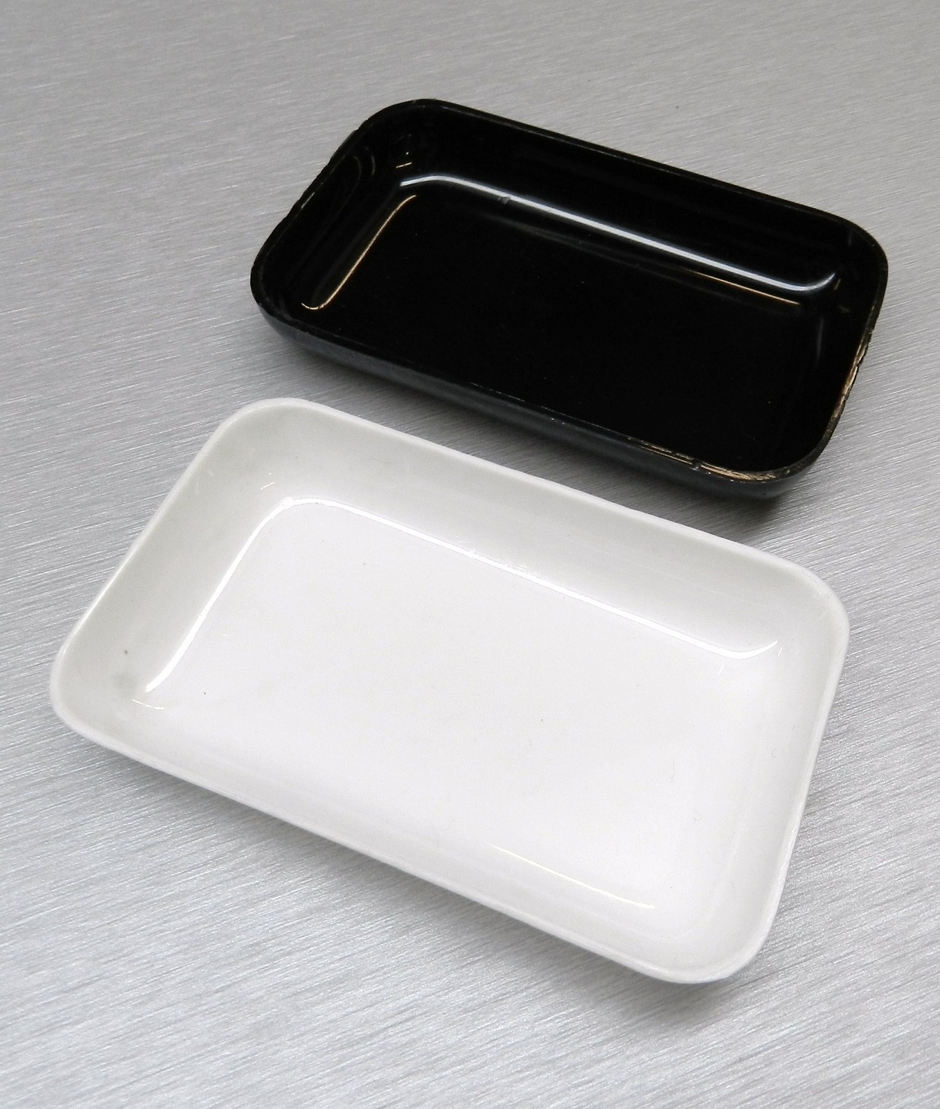 Sorting Trays Plastic for Diamonds Beads Gemstones White & Black Open Trays 2 pc