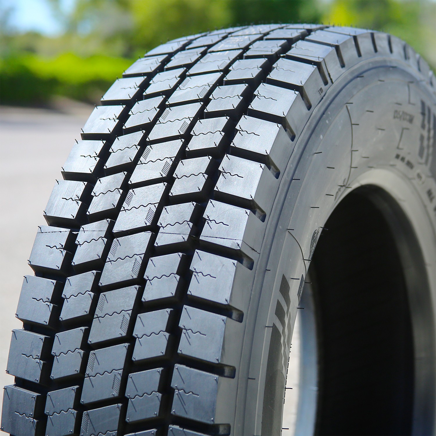 Tire Roundrule MLD30 All Steel 245/70R19.5 Load H 16 Ply Drive Commercial