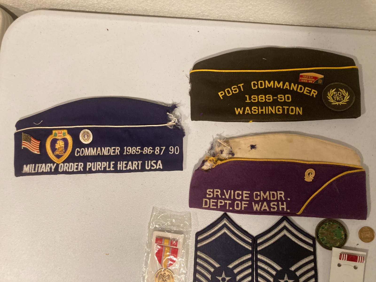 GROUP OF MILITARY PATCHES, PINS AND MEDALS. WWII