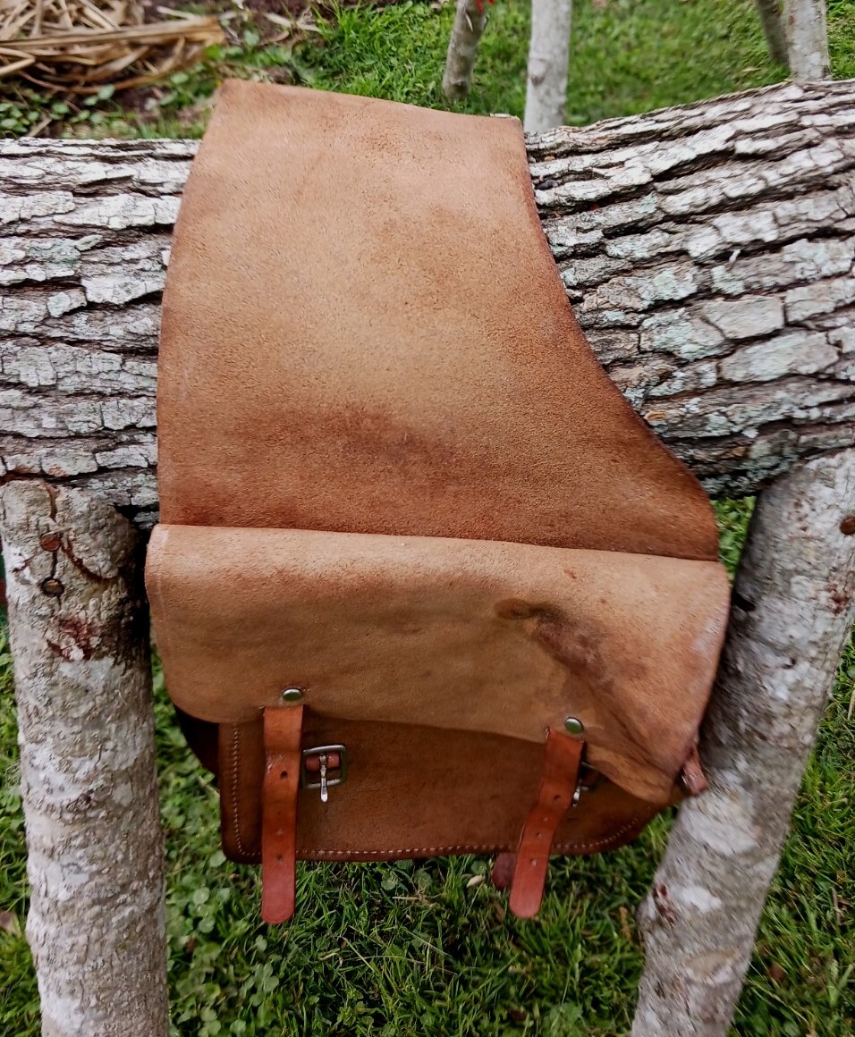 ** VINTAGE LEATHER SADDLEBAGS HORSEBACK WESTERN QUALITY DISPLAYS BEAUTIFUL!*