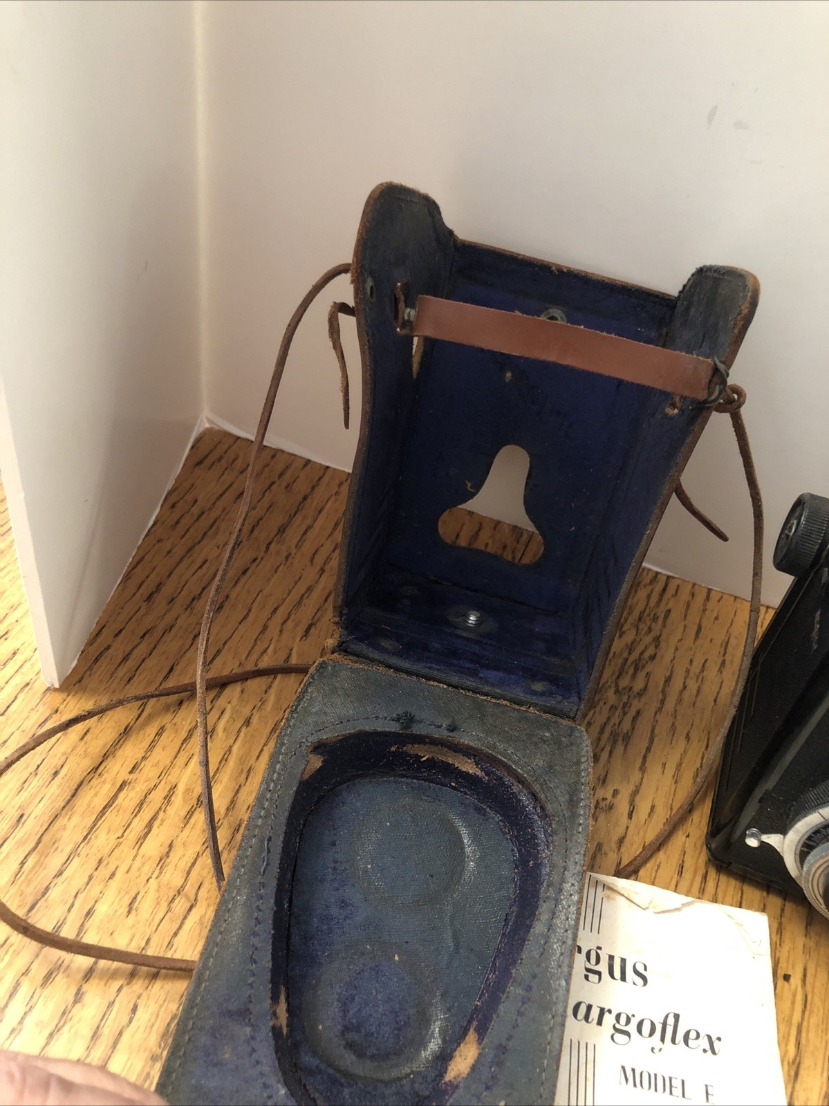 ARGUS ARGOFLEX MODEL E CAMERA W/Leather Case - 1940’s vintage 75mm For Parts