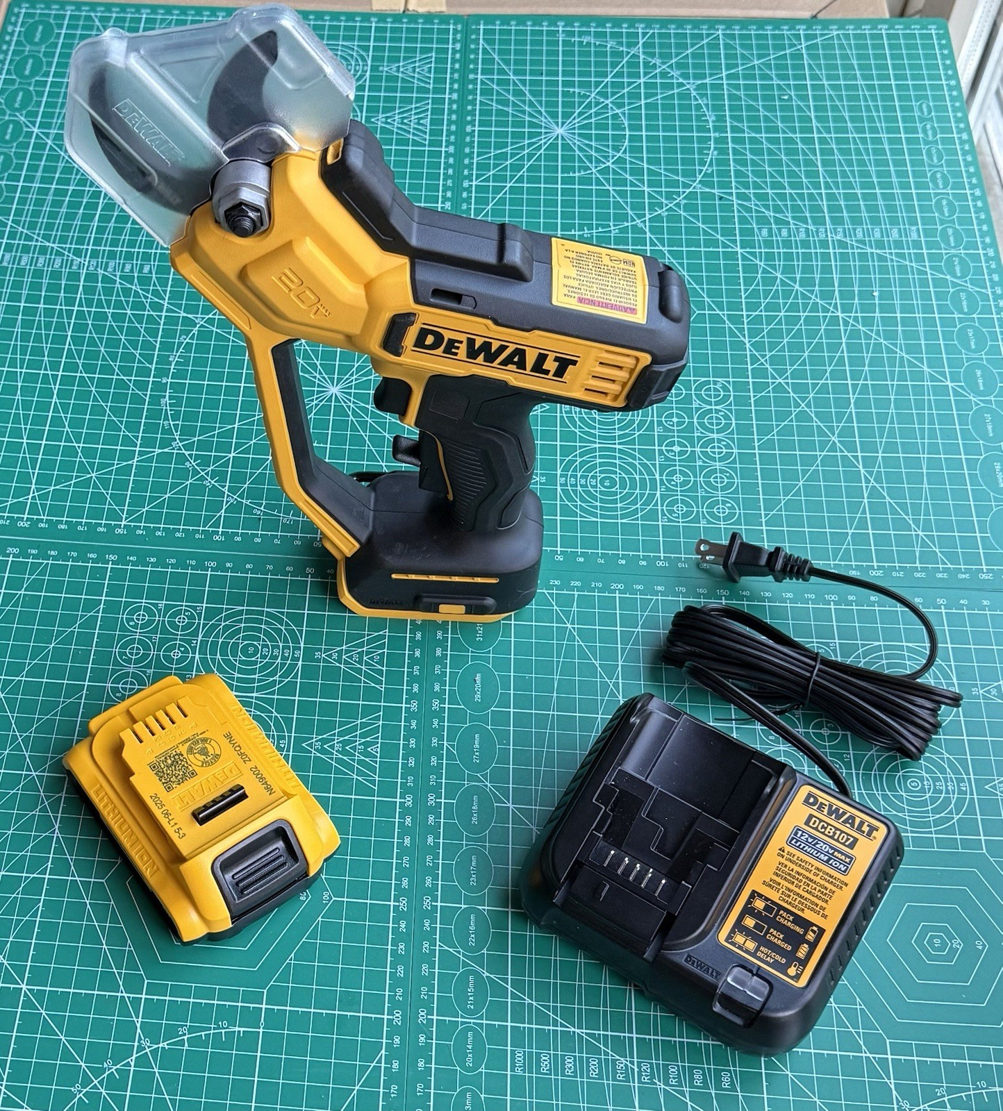 DEWALT-20V Pruner Shear KIT w/Battery, Charger & FREE TOOL BAG #DCPR320D1