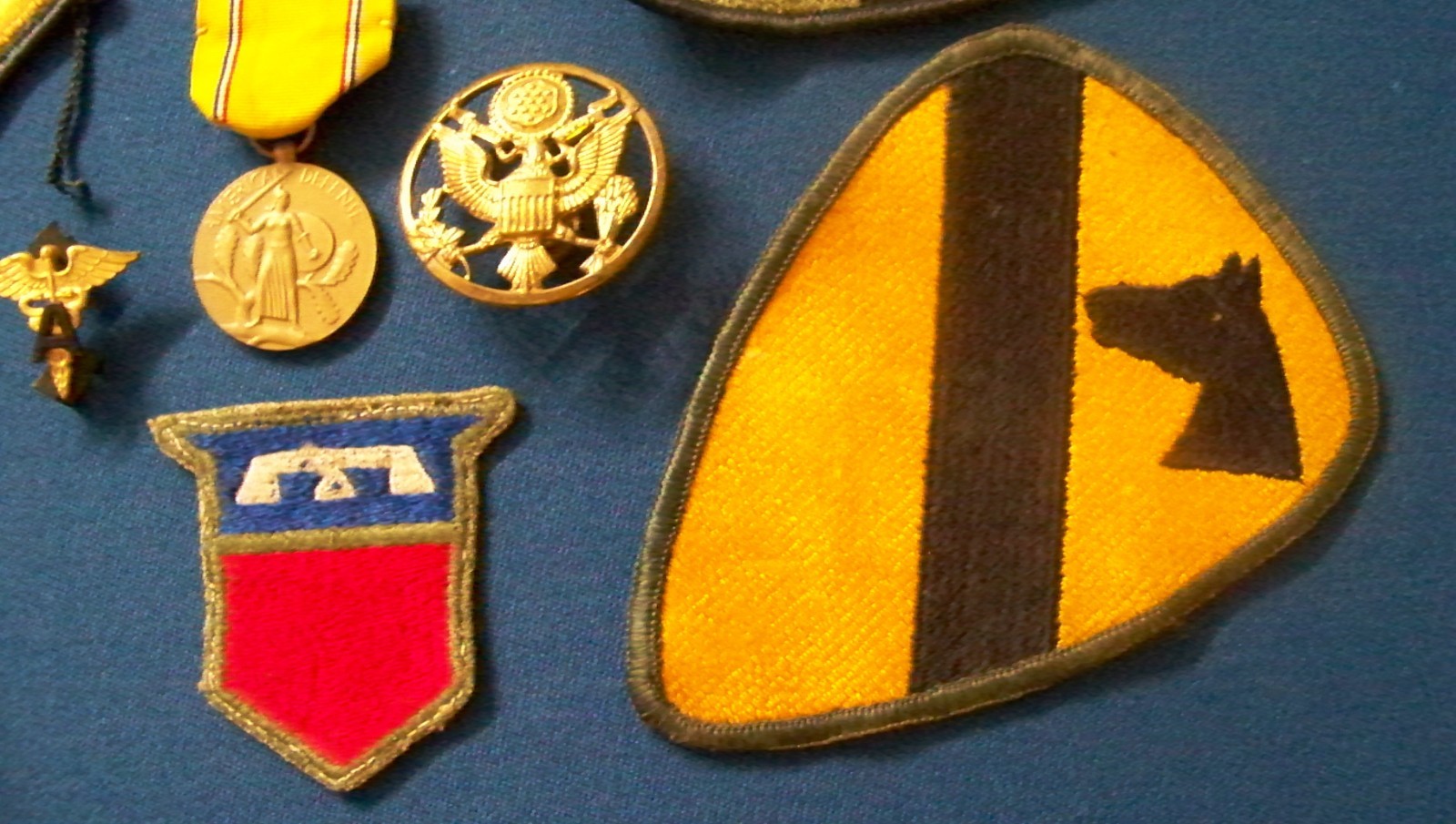 10 pieces vintage WW-2 pins, patches and medals. AUTHENTIC!