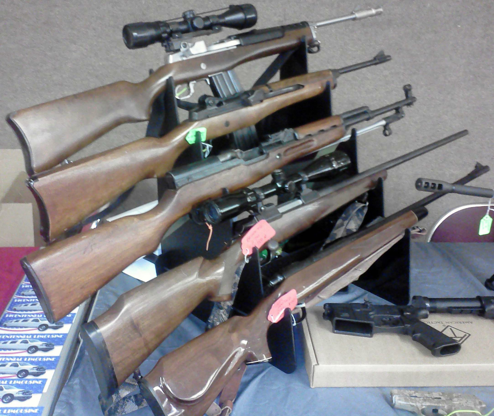 Shotgun/Sword/Rifle/Gun Table Top Stand Display Rack for Gun Show or Business