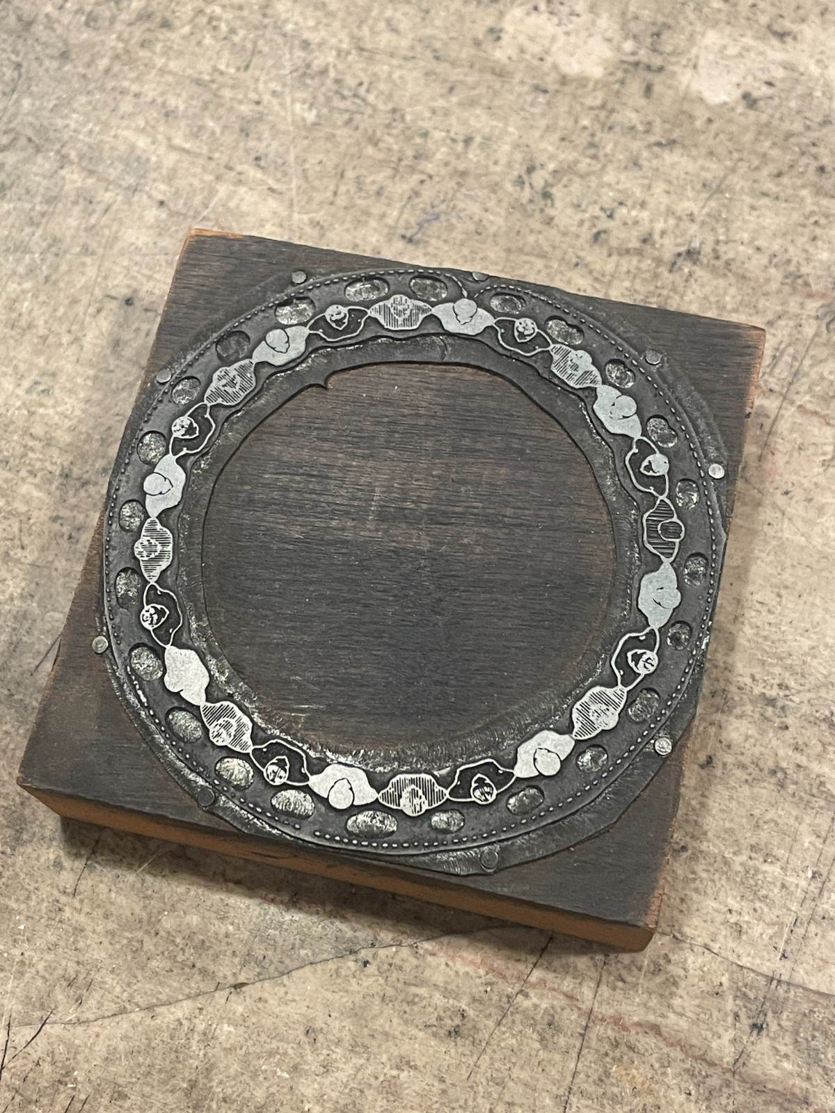 Printing Letterpress Printers Block Overhead View - People In Circle (1660)