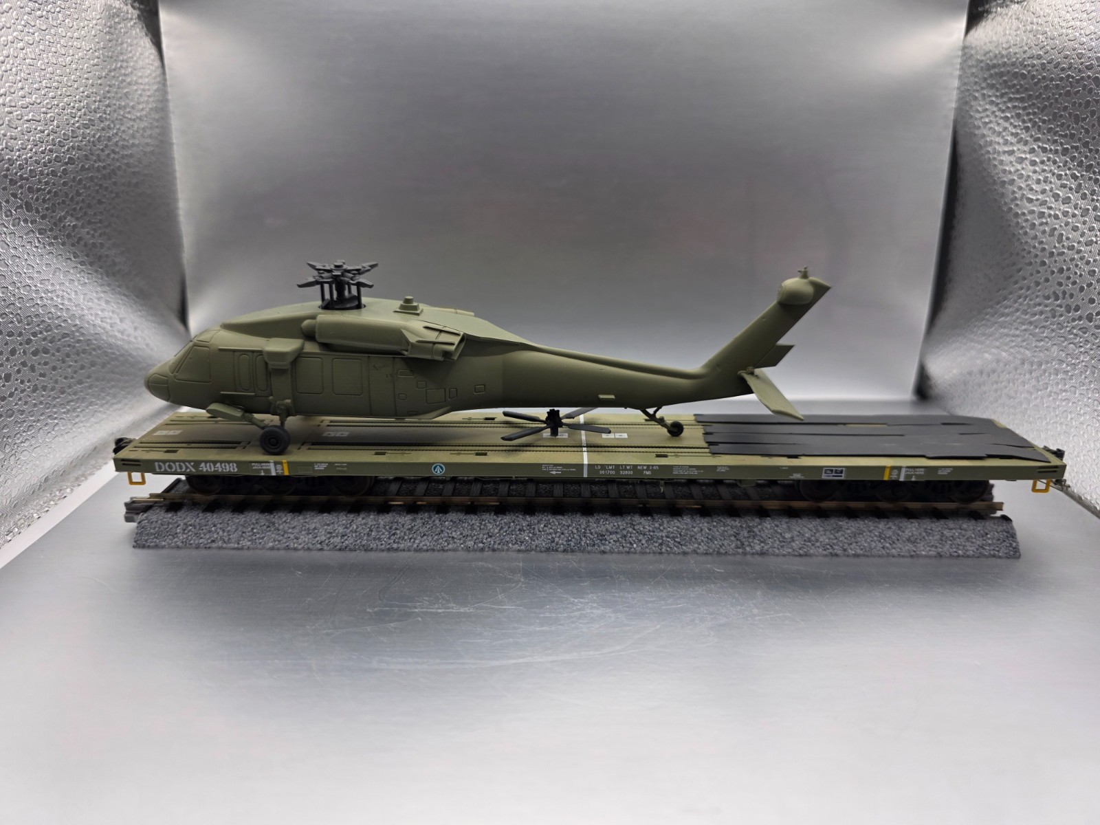 HO Scale 1:87 Sikorsky UH-60 Blackhawk Helicopter Trainload - US Army - OD Green