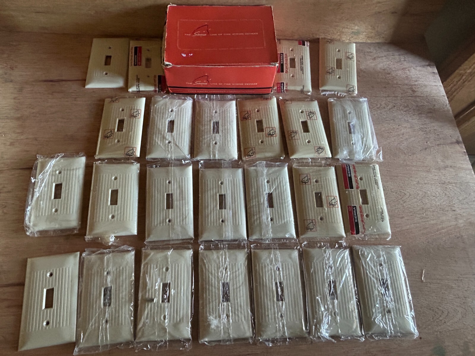 Sierra Single Toggle Switch Cover Wall Plate Lot 24 Ivory Ribbed Vtg Plastic NOS