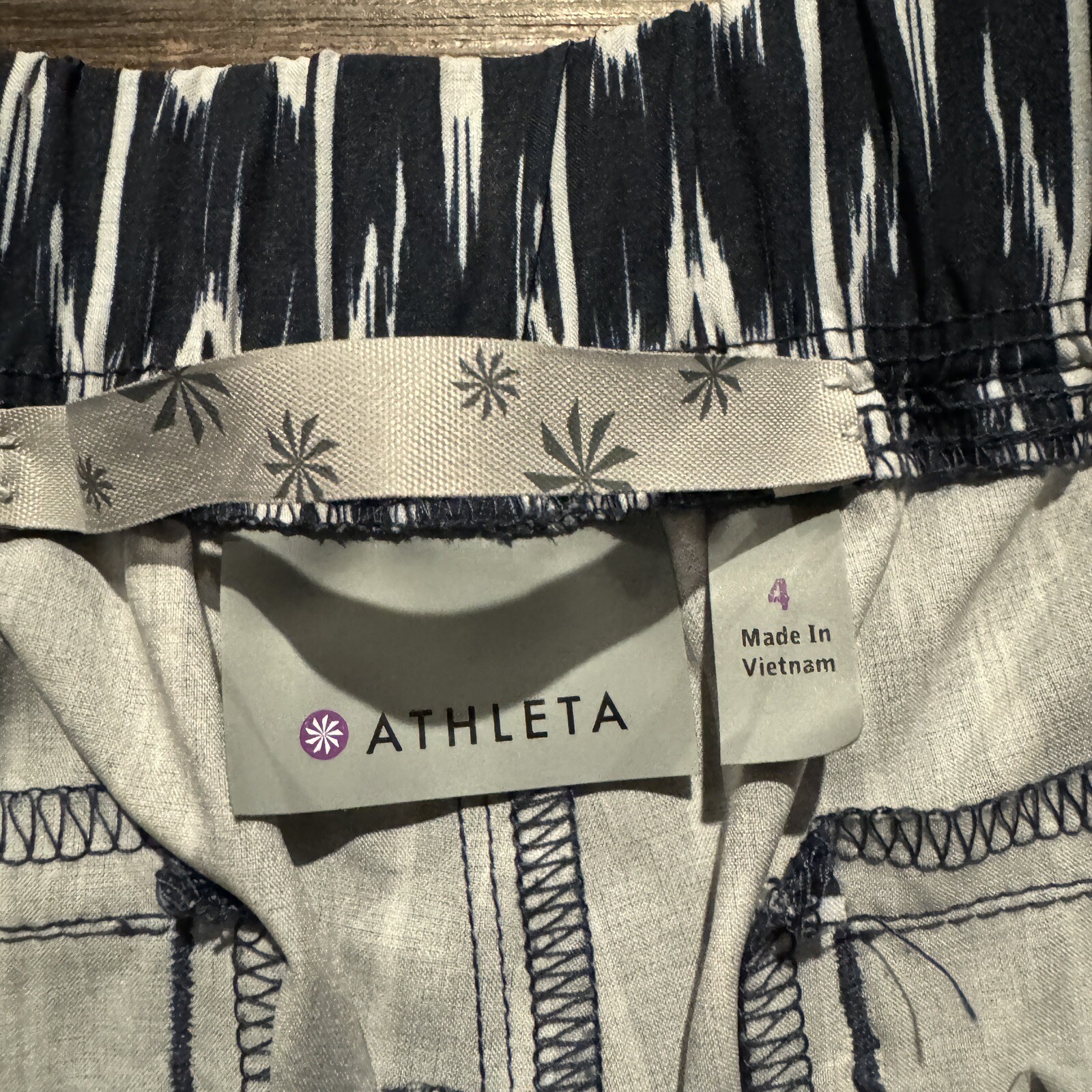 Athleta Pull-on Athleisure Yoga Travel Pants Sz 4 Pocket Zippers Tapered Casual
