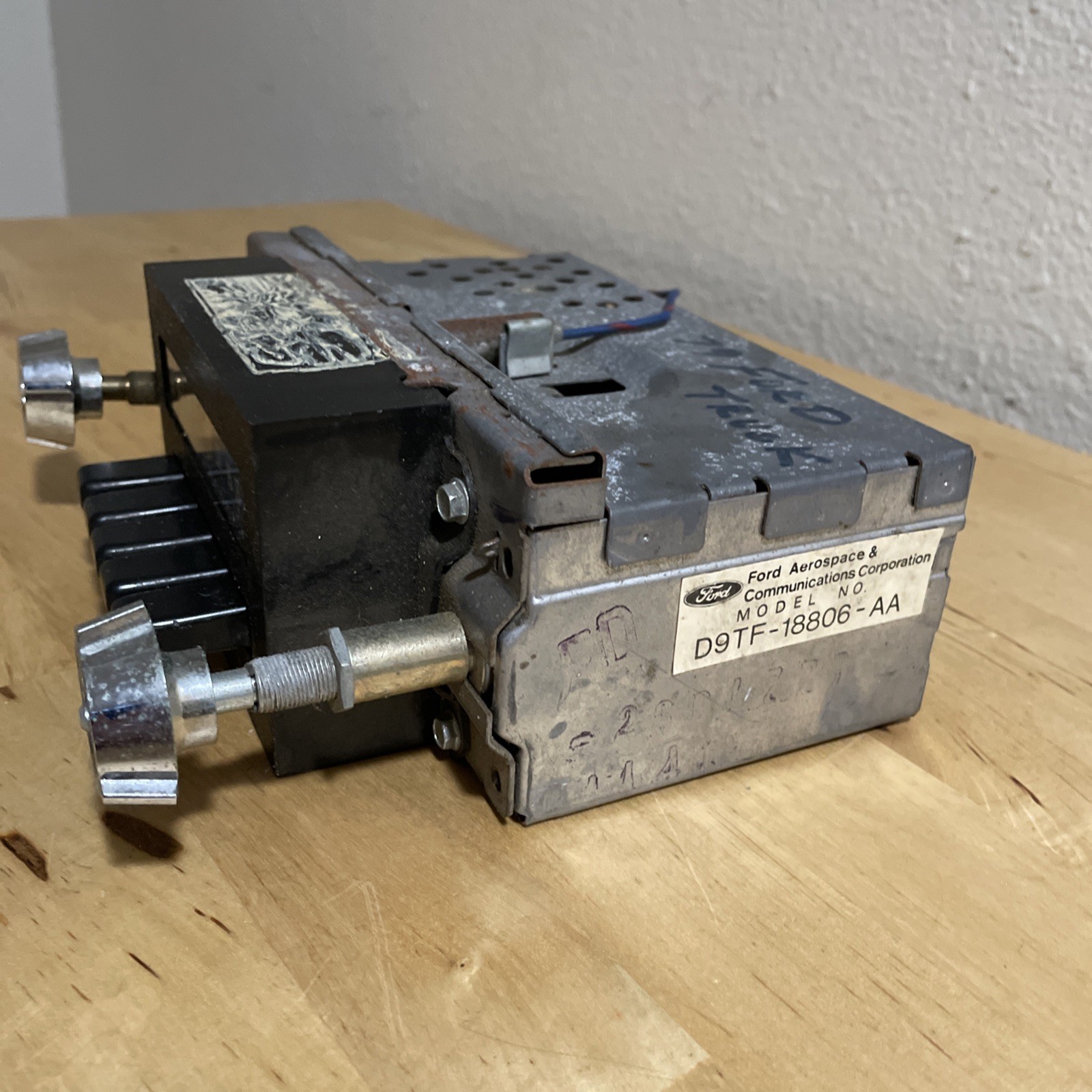 VTG 1973-1979 FORD TRUCK AM/FM Stereo Radio Model # D9TF-18806-AA Excellent