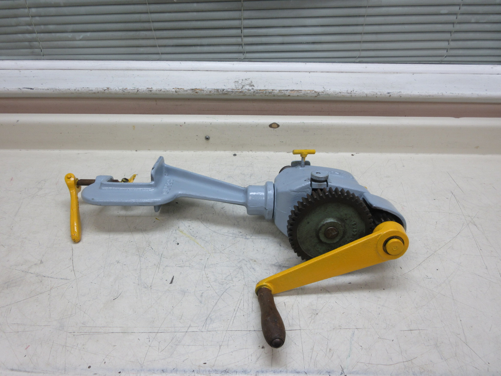 Pexto 0585H Sheet Metal Beading & Crimping Machine w/ Bench Mount Used