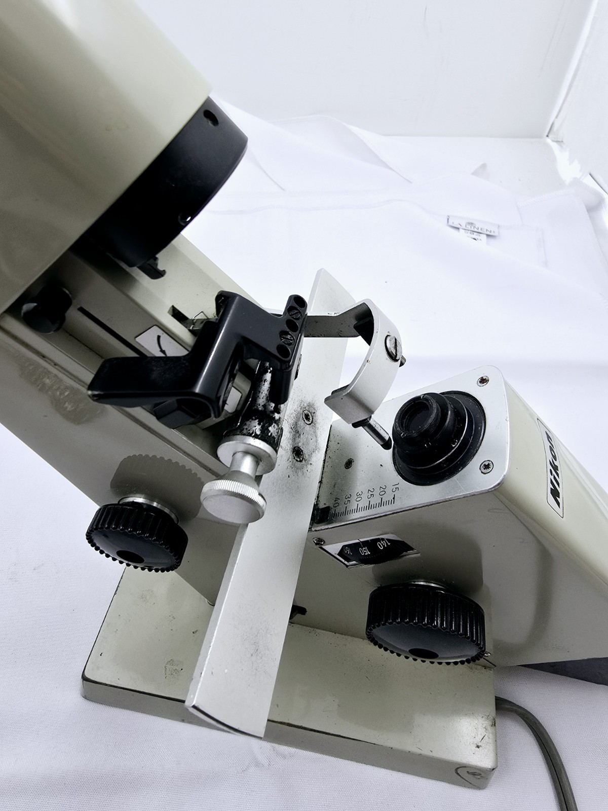 Nikon Lensometer POWERS ON. MISSING PIECES?