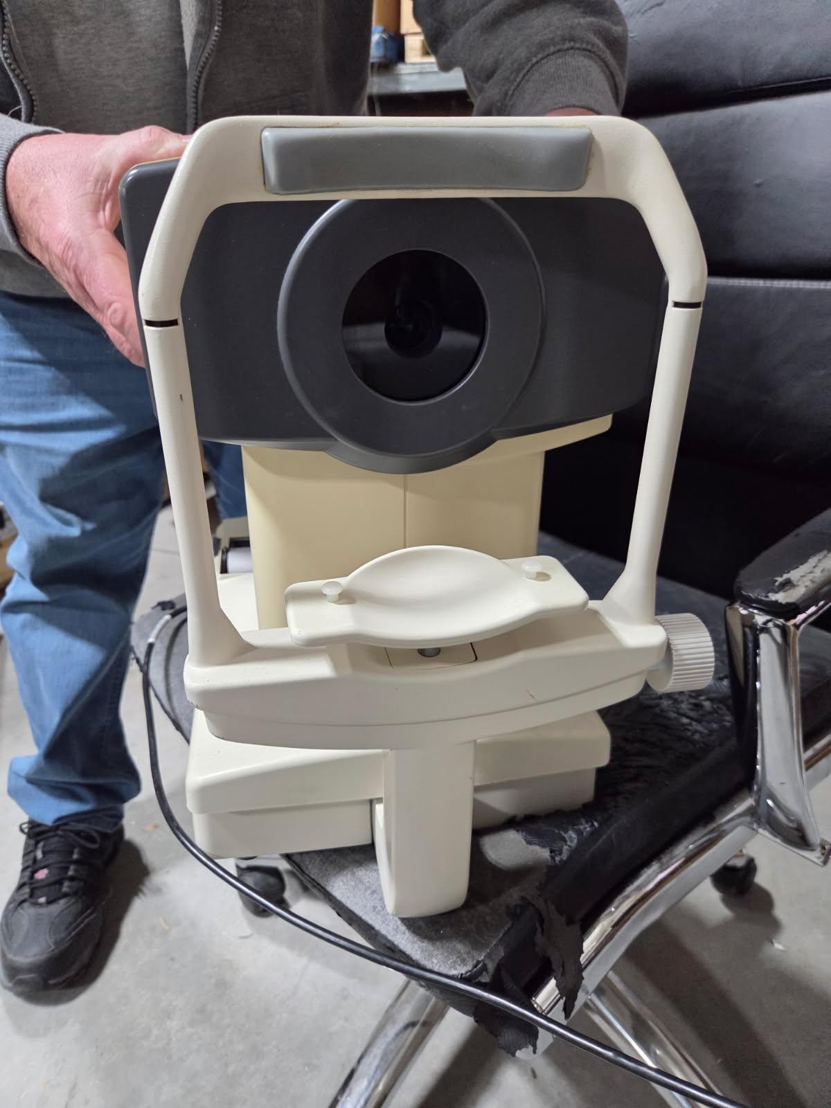 TOPCON KR-7000 AUTO KERATO-REFRACTOMETER Parts Powers on