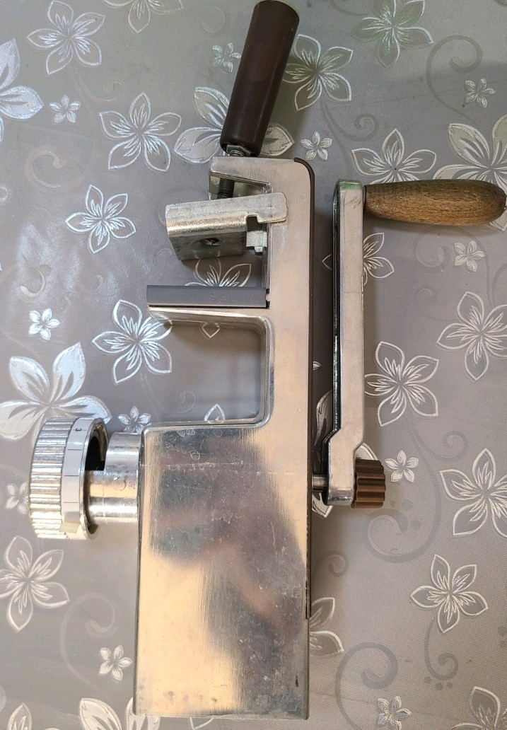 Vintage JUPITER Muhle Hand Crank Grain Mill Model 562, Complete in Box