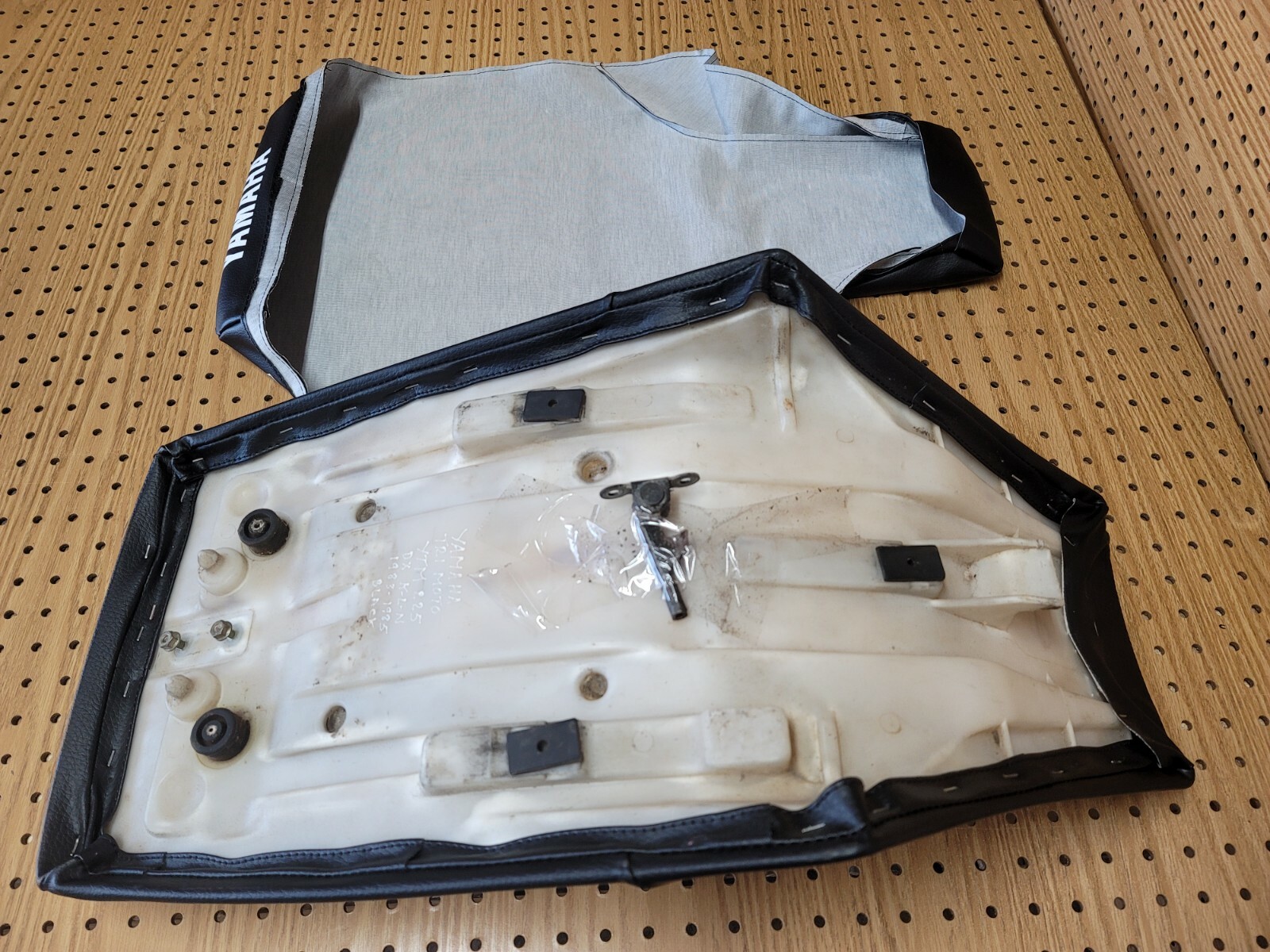 YAMAHA YTM225 YTM225DX SEAT COVER 1983 TO 1985 K.L.N MODEL (BLACK) (Y*-83)