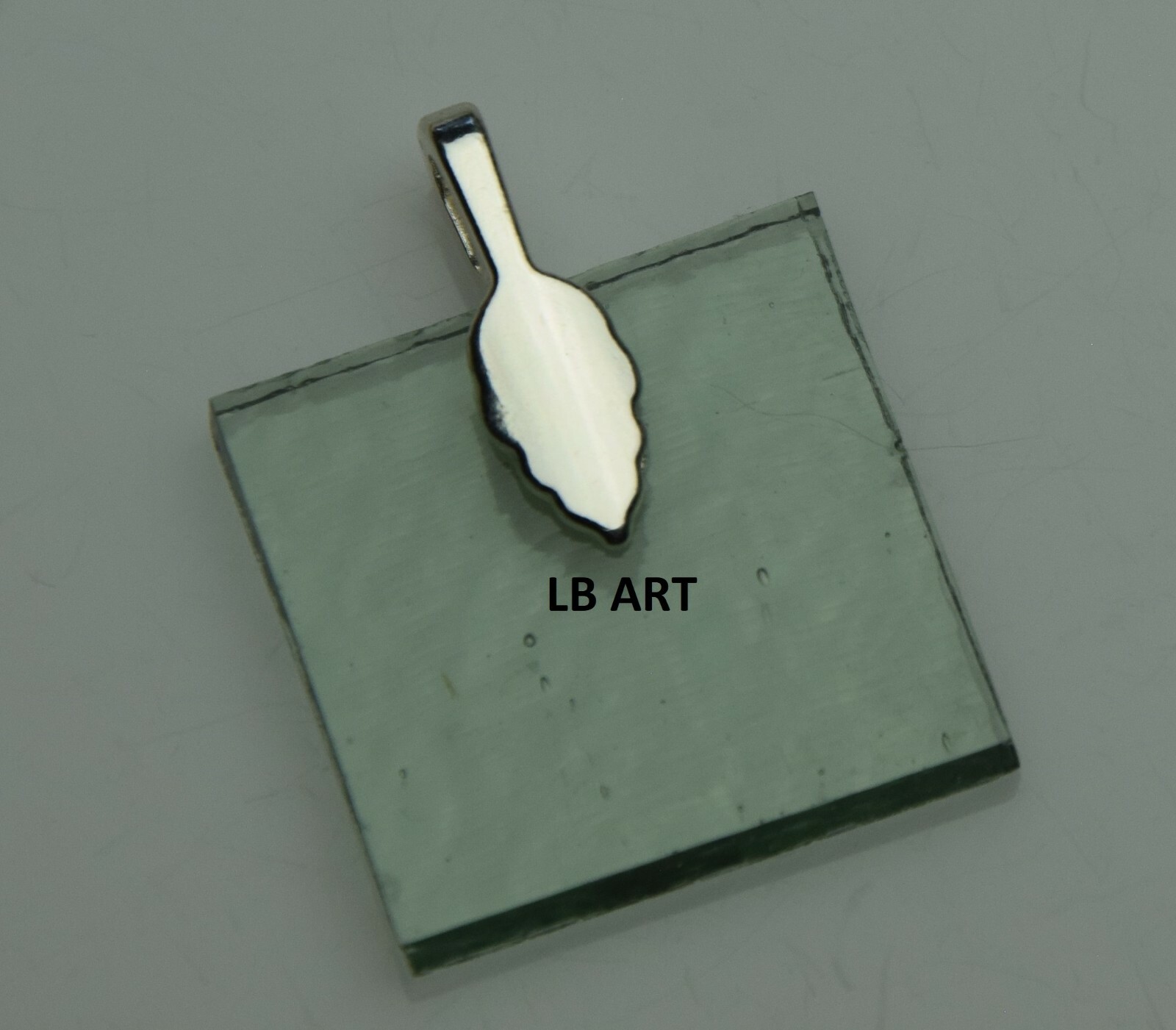 New Sealed 25 pack AANRAKU Medium Silver Plated Leaf Pendant Bails