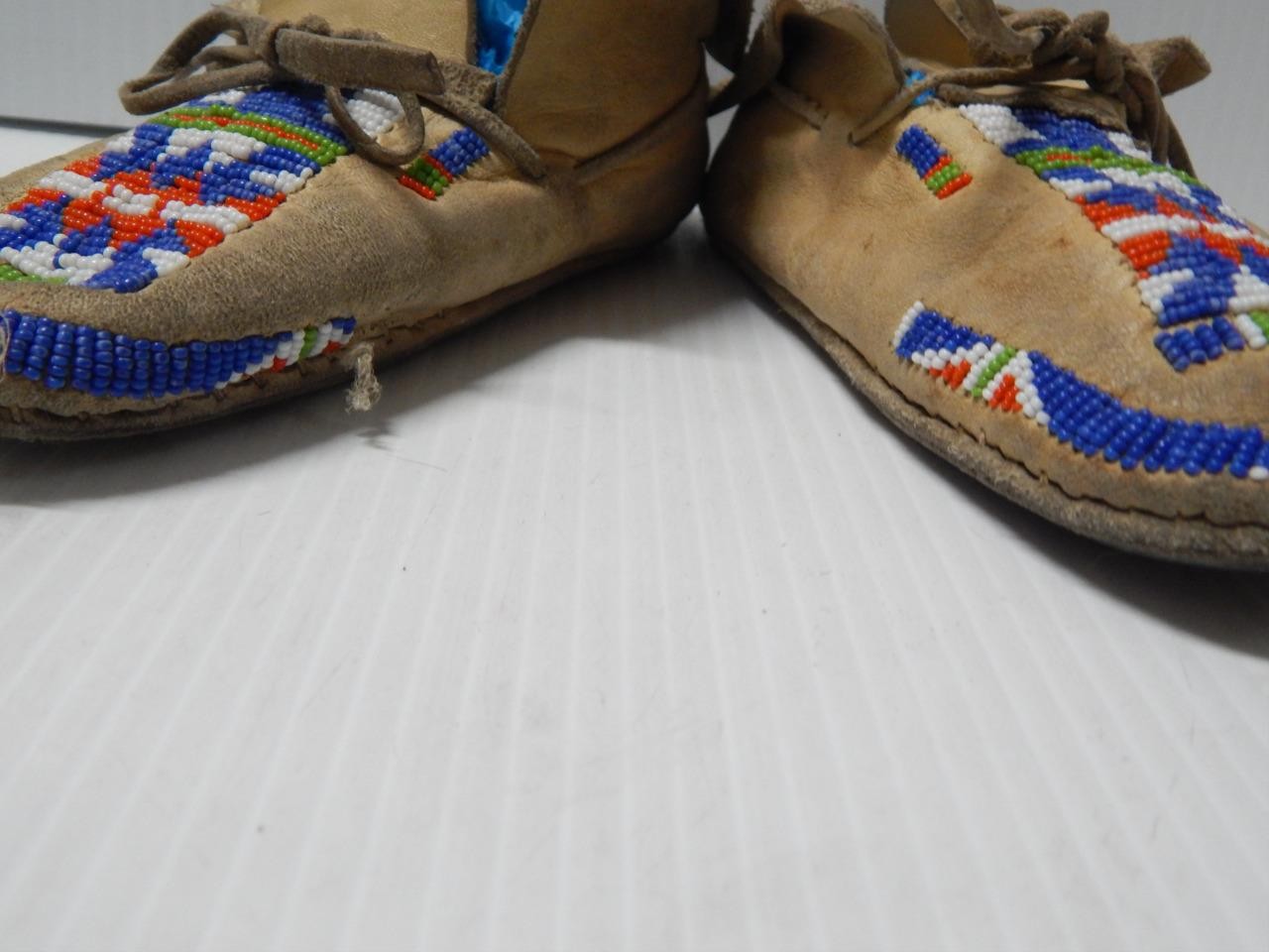 MINT VINTAGE 1940s era SO ARAPAHO INDIAN BEADED MOCCASINS - HARD SOLES - ADULT