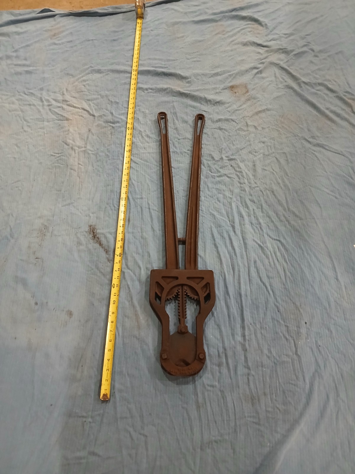 Vintage Cast Iron Bull Cattle Dehorning Horn Cutter