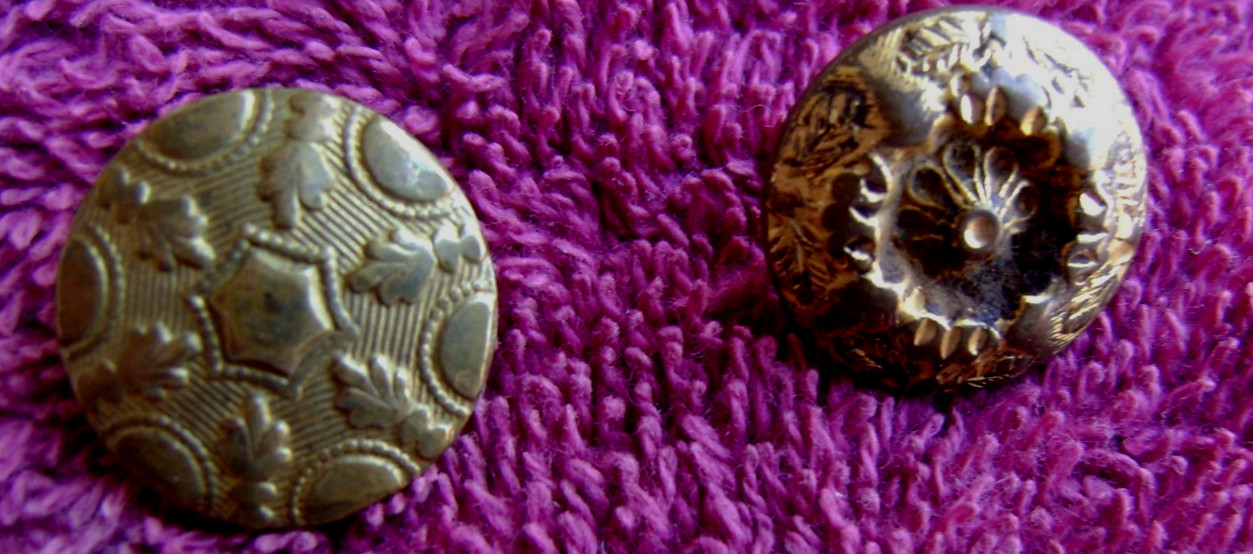 (2) NON DUG CIVIL WAR FLOWER CUFF SIZE ONE - PIECE BUTTONS