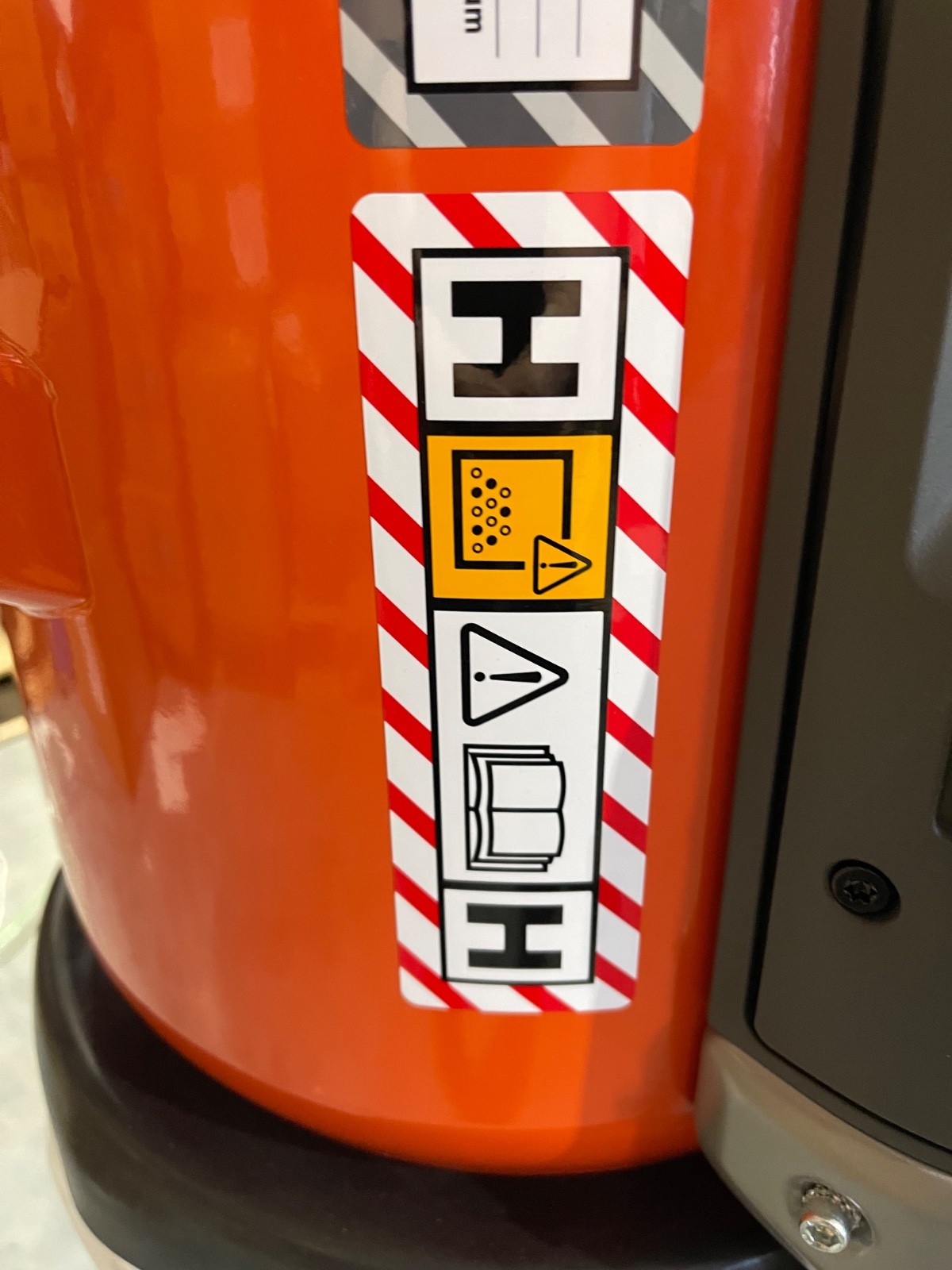 Husqvarna DE 110 H Single Phase 1.5HP HEPA Dust Extractor Vacuum 120V 124cfm