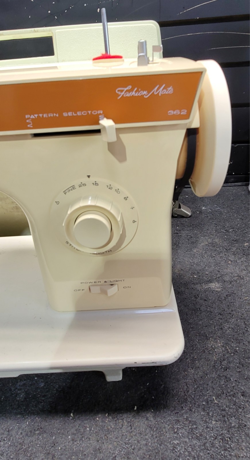 Singer Sewing Machine Fashion Mate 362 (made in Italy) - Used machine -Turns on