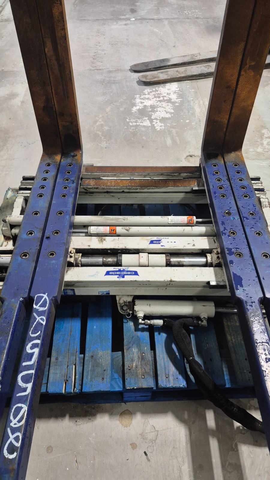 25G-FDS-591 Cascade Single–Double Pallet Handler Class 2 with 42 Inch Forks