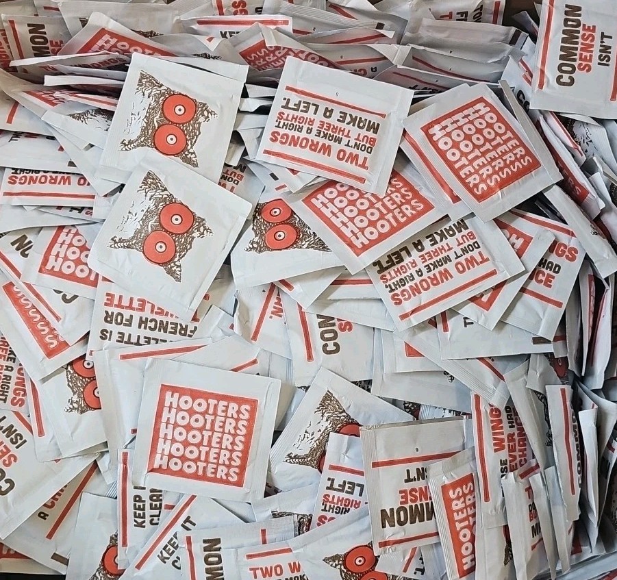 333 HOOTERS Moist Towelettes "WET NAPS" Individually Wrapped Lemon Scented