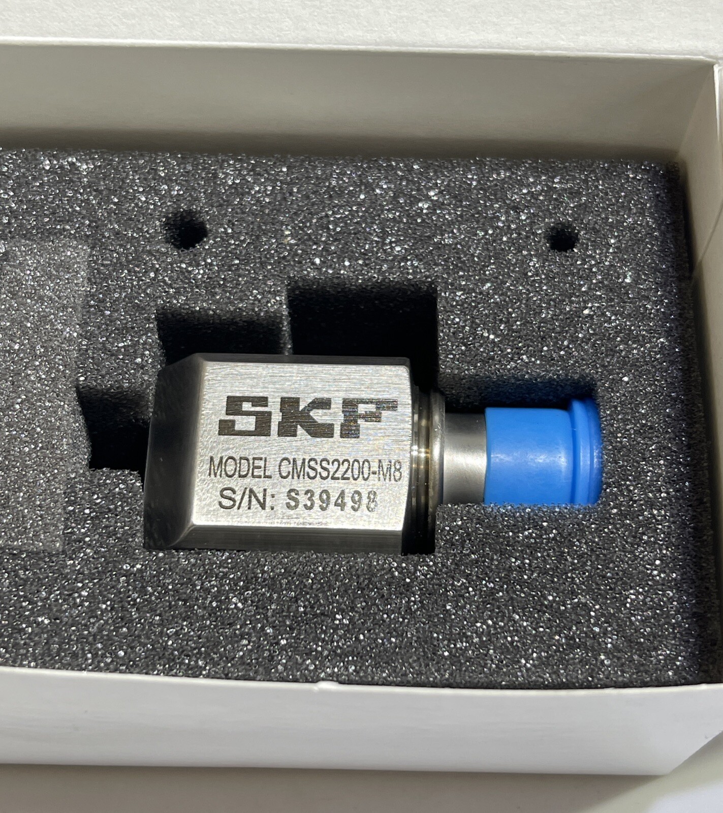 SKF CMSS 2200-M8 Industrial Accelerometer with Side Exit Calibration Certificate