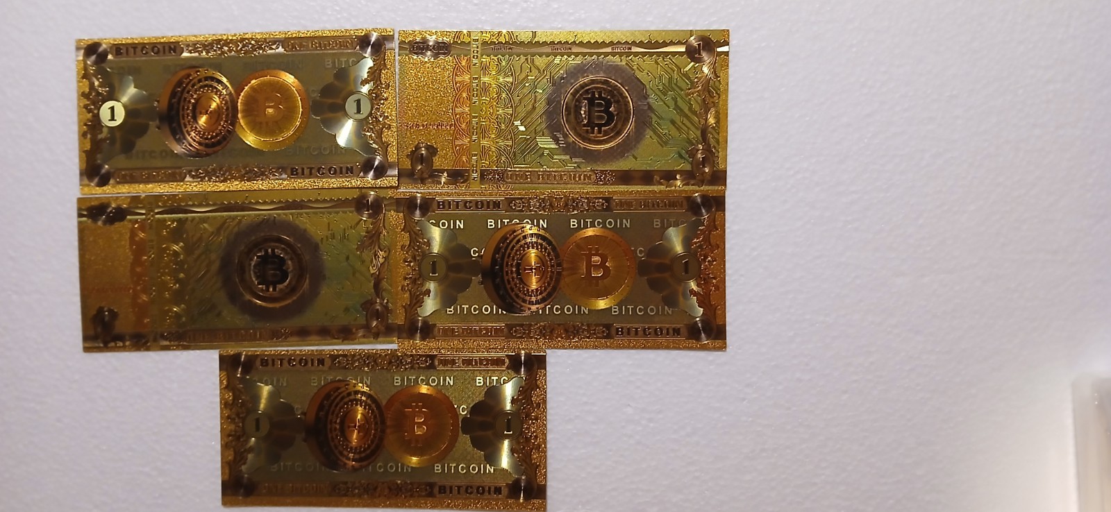 Lot of 80 novelty US coins and bills.