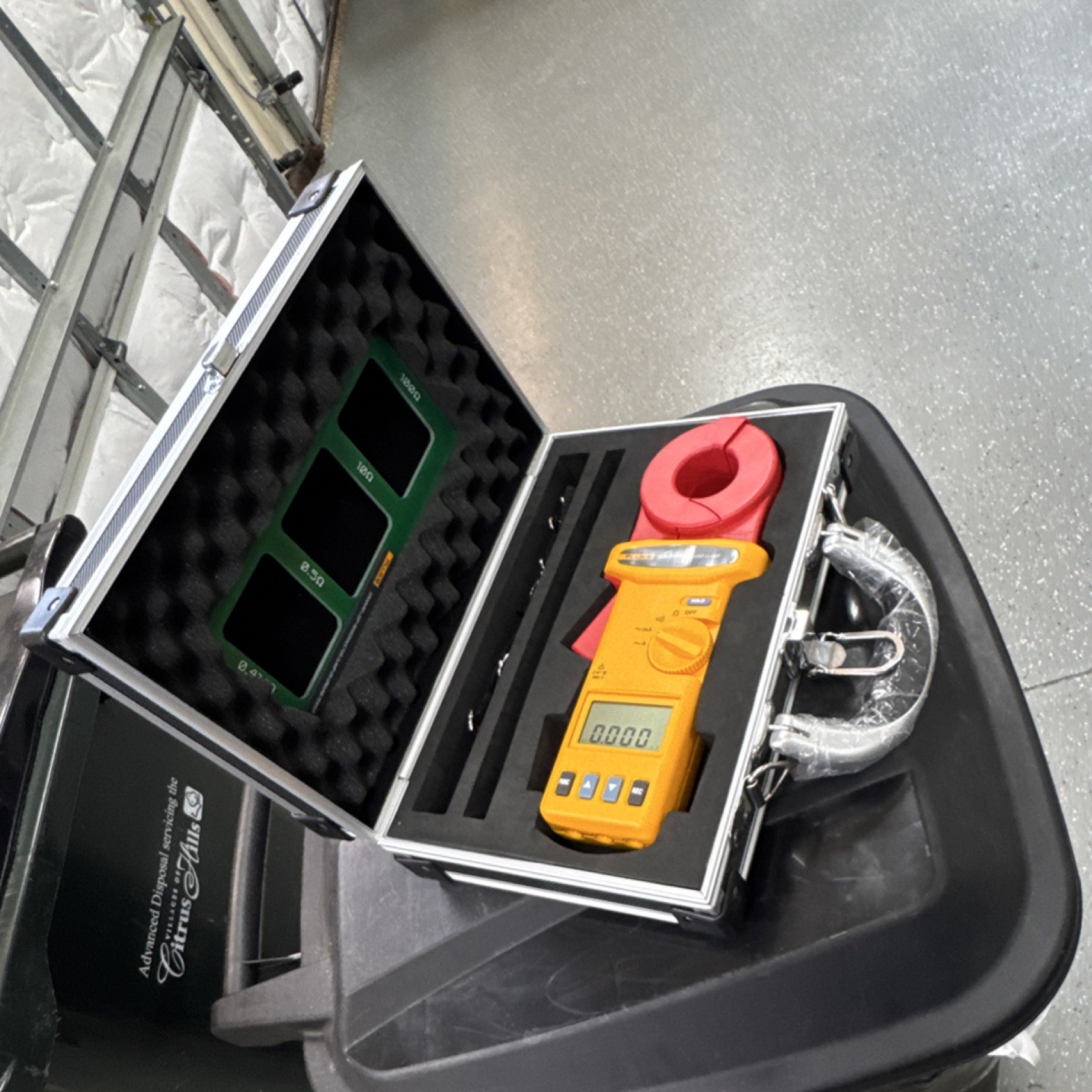 Fluke 1630 Earth Ground Clamp Meter Auto-Ranging with Case and Calibration Tool